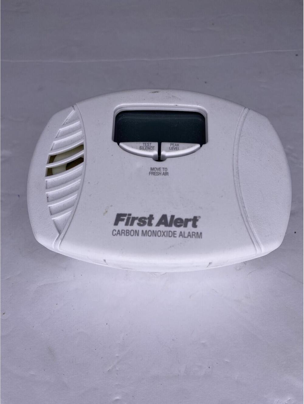 First Alert 1039746 Dual-Power Carbon Monoxide Plug-In Alarm GME3E-120010BRK